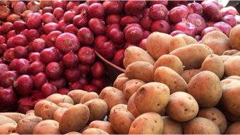 অস্থির বরিশালের আলু ও পেঁয়াজের বাজার