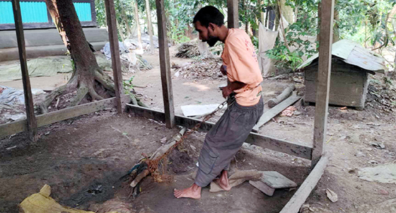 ১৬বছর ধরে শিকল বন্দি যুবক রতন