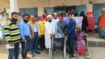 আমতলীতে জাহানারা-লতিফ মোল্লা ফাউন্ডেশনের উদ্যোগে নগদ টাকা ও হুইল চেয়ার বিতরন