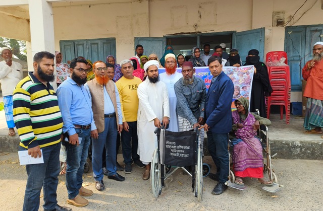 আমতলীতে জাহানারা-লতিফ মোল্লা ফাউন্ডেশনের উদ্যোগে নগদ টাকা ও হুইল চেয়ার বিতরন
