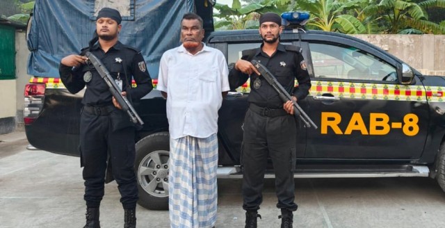 ভোলায় হত্যা-ডাকাতিসহ ১৩ মামলার পলাতক আসামি গ্রেপ্তার