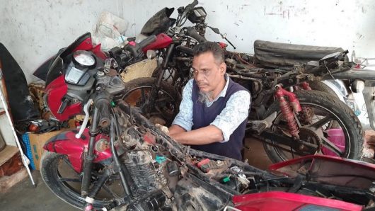শব্দ শুনে মোটরসাইকেল মেরামত করেন পিরোজপুরের হোসেন আলী