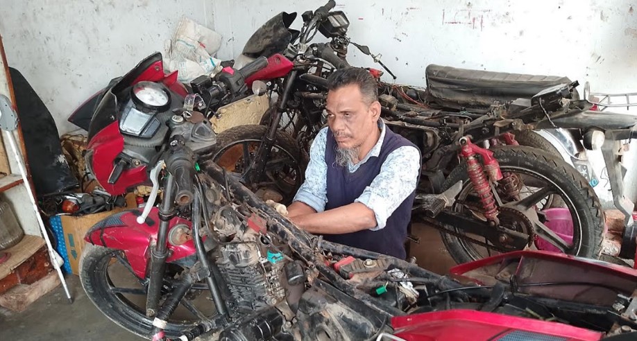 শব্দ শুনে মোটরসাইকেল মেরামত করেন পিরোজপুরের হোসেন আলী