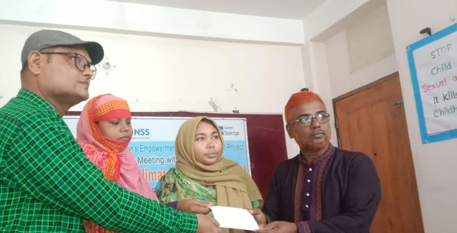 আধুনিক পদ্ধতিতে সবজি চাষে ১০ নারীকে সহায়তা