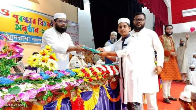 লালমোহনে অভিভাবক সমাবেশ ও কৃতি শিক্ষার্থীদের মধ্যে পুরস্কার বিতরণ