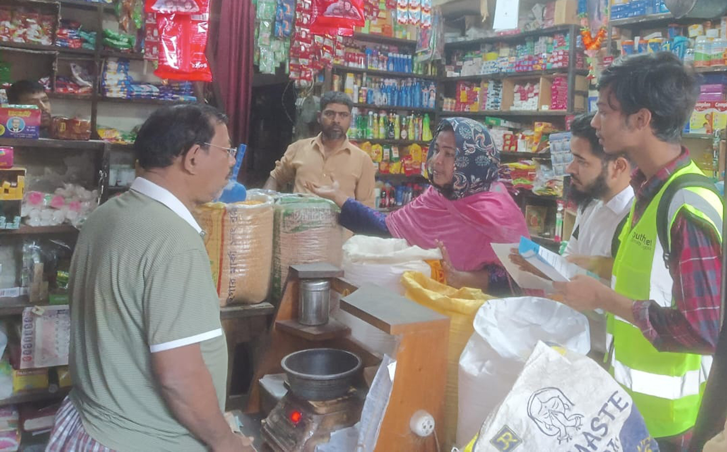 ঝালকাঠিতে পলিথিন বিরোধী অভিযান