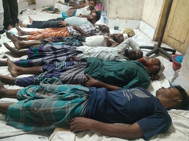 লালমোহনে জেলেদের চাল বিতরণকে কেন্দ্র করে দুই গ্রুপের মধ্যে দফায় দফায় হামলায় আহত ২১