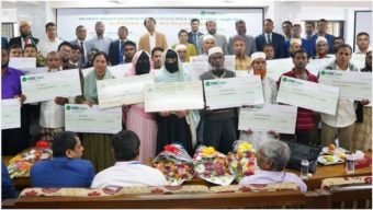 বরগুনায় নিম্ন আয়ের মানুষের মাঝে ঋণ বিতরণ