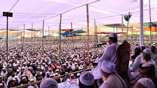 কীর্তনখোলা নদীর তীরে লাখো মুসল্লির কলরবে চরমোনাইয়ের মাহফিল শুরু