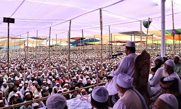 কীর্তনখোলা নদীর তীরে লাখো মুসল্লির কলরবে চরমোনাইয়ের মাহফিল শুরু