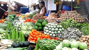 শীতের সবজিতে বাজার চাঙ্গা থাকলেও দাম চড়া