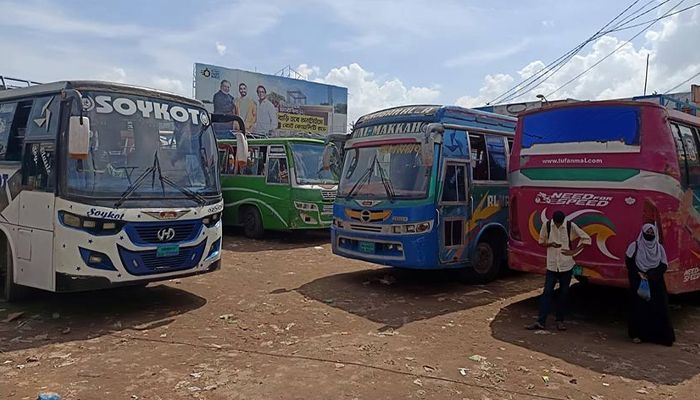 থ্রি হুইলার বন্ধের দাবিতে ঝালকাঠি থেকে ১১ রুটে বাস চলাচল বন্ধ