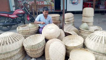 আগৈলঝাড়ায় বাঁশ শিল্পকে বাঁচিয়ে রাখার চেষ্টায় কয়েকটি পরিবার
