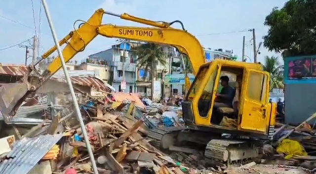 কুয়াকাটায় অবৈধ স্থাপনা উচ্ছেদ অভিযান