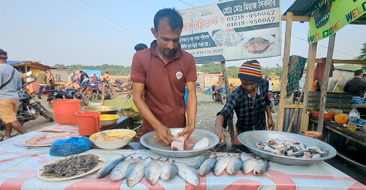 পর্যটকদের কাছে জনপ্রিয় হয়ে উঠছে কাউয়ার চরের ইলিশ-খিচুড়ি