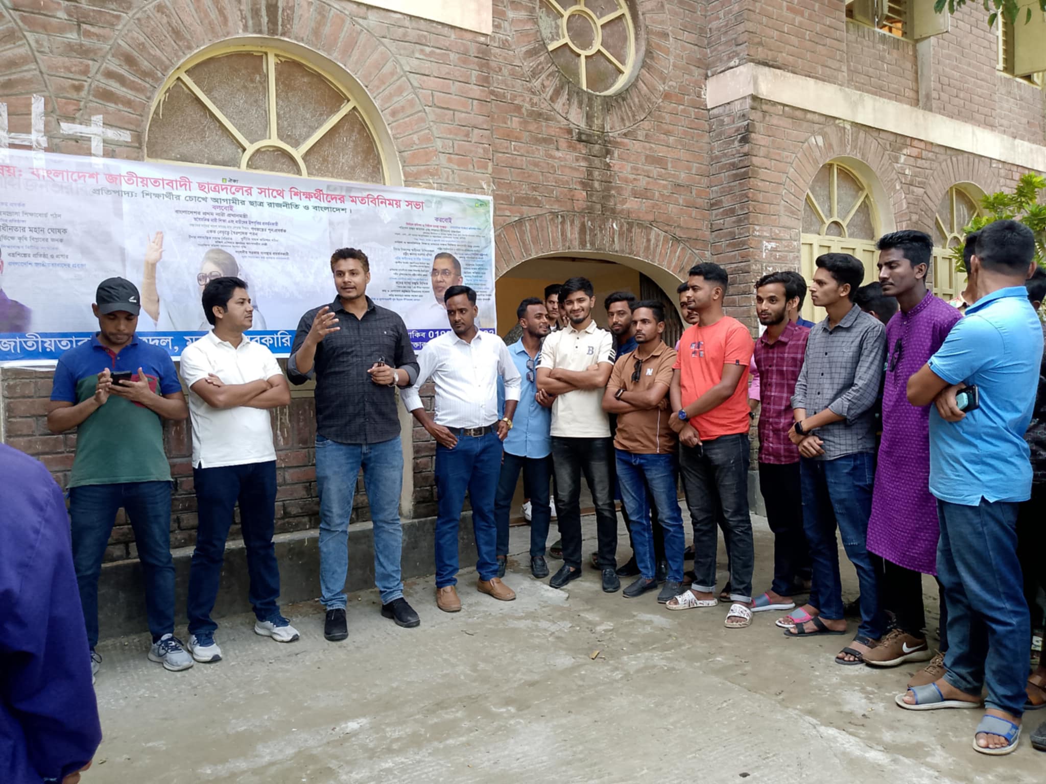 মনপুরায় শিক্ষার্থী ও ছাত্রদলের সাথে মতবিনিময় করলেন কেন্দ্রীয় ছাত্রদল