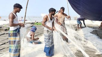 নিষেধাজ্ঞা কাটিয়ে মধ্যরাতের অপেক্ষায় ভোলার ২ লক্ষাধিক জেলে