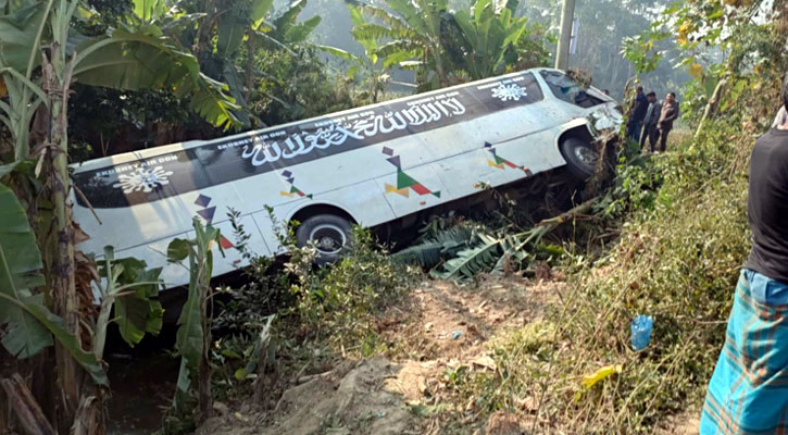 বরগুনায় কুয়াশার কবলে বাস খাদে, নারী নিহত