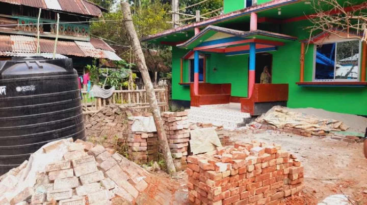 রাজাপুরে চলাচলের পথ বন্ধ করে বৃদ্ধার পরিবারকে অবরুদ্ধের অভিযোগ