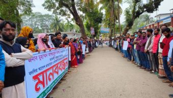 আমতলীতে বৈষম্য বিরোধী ছাত্র ও বিএনপির মানববন্ধন কর্মসূচী পালন
