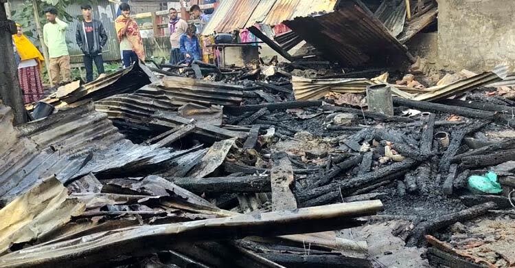 পিরোজপুরে বৈদ্যুতিক শর্ট সার্কিটের আগুনে পুড়লো ৮ দোকান
