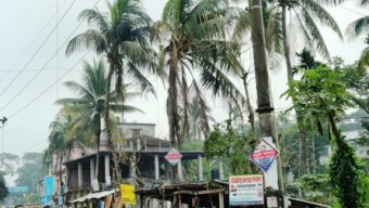 উপকূলে দুপুরে কুয়াশার আড়ালে সূর্য!