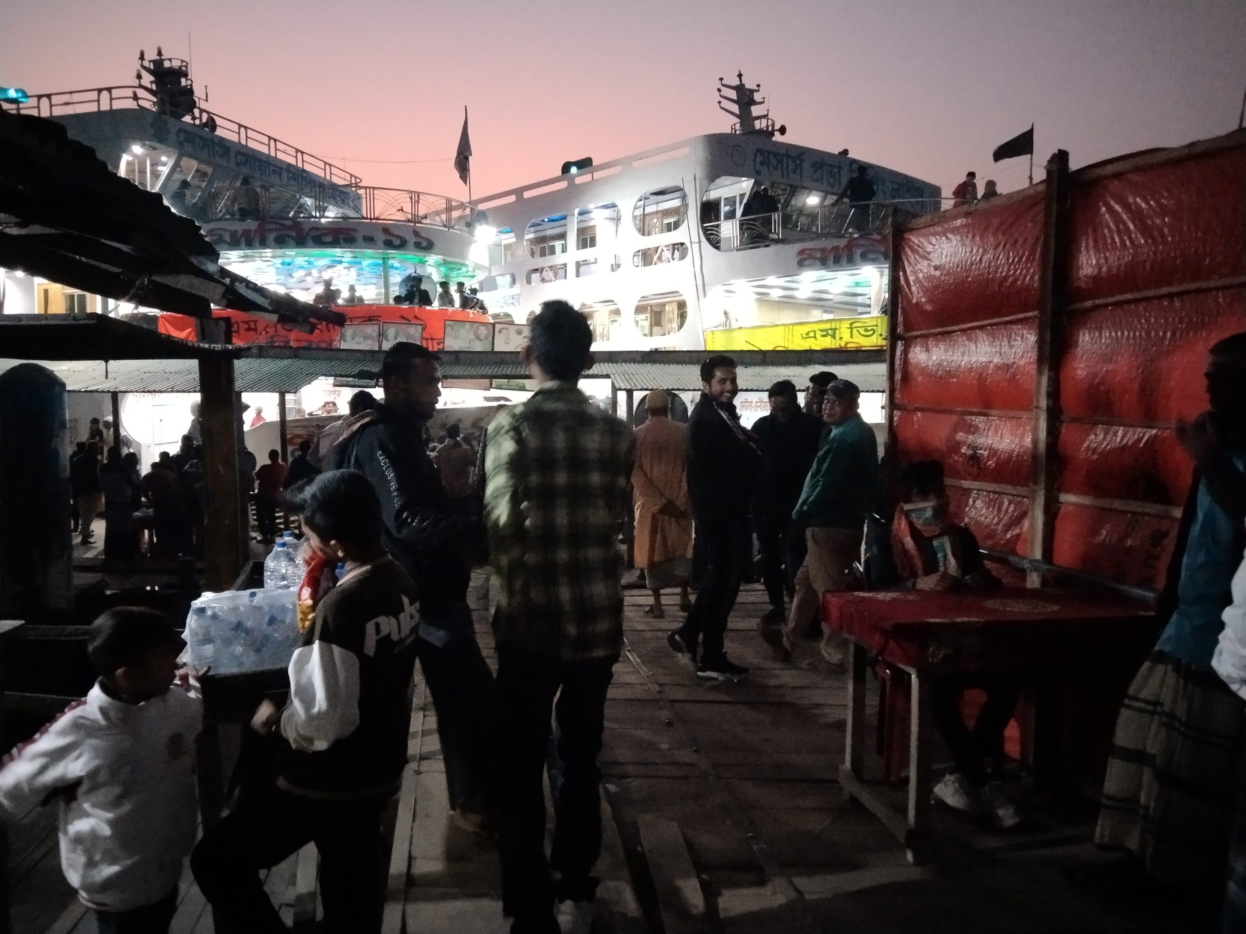 লালমোহনে ৫ টাকার যাত্রী টোল ১০টাকা উত্তোলন, নজর নেই কর্তৃপক্ষের