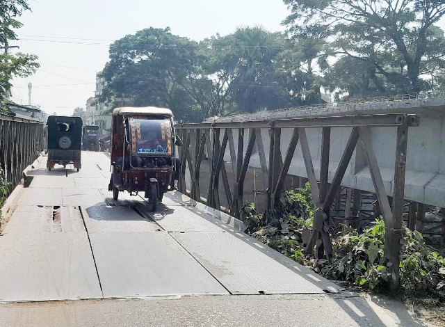 মঠবাড়িয়ায় ঝুঁকিপূর্ণ ৩টি বেইলী ব্রিজ, দুর্ঘটনার আশংকা