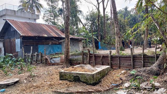 মঠবাড়িয়ায় আ.লীগ সমর্থিত ইউপি চেয়ারম্যানের বিরুদ্ধে জমি দখলের অভিযোগ