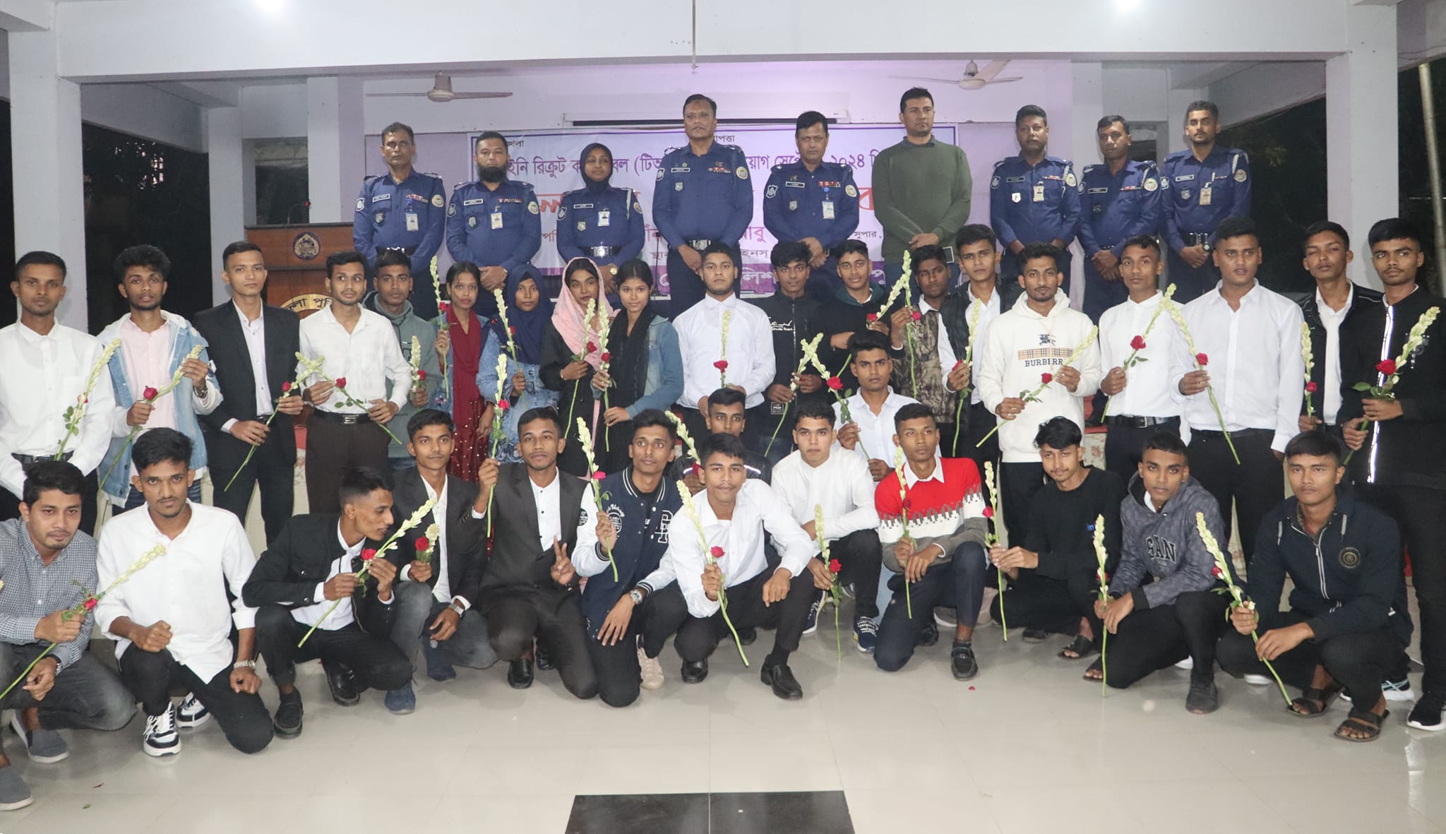 পিরোজপুরে ১২০ টাকায় পুলিশে চাকরি পেয়ে খুশিতে আত্মহারা ৩২জন তরুণ-তরুণী