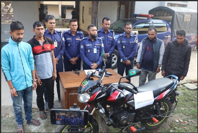 পিরোজপুরে আন্তঃবিভাগ চোরচক্রের সক্রিয় ৪ সদস্য গ্রেফতার