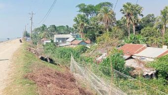 কুয়াকাটায় বেরীবাধের অবৈধ স্থাপনায় হাড়াচ্ছে পর্যটনের সৌন্দর্য্য