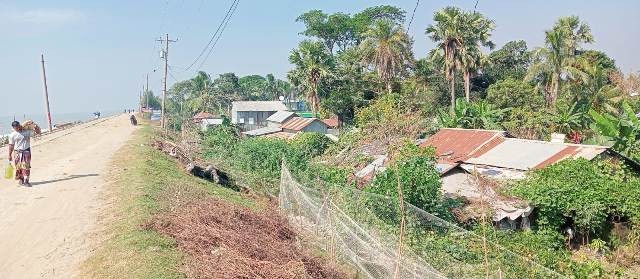 কুয়াকাটায় বেরীবাধের অবৈধ স্থাপনায় হাড়াচ্ছে পর্যটনের সৌন্দর্য্য