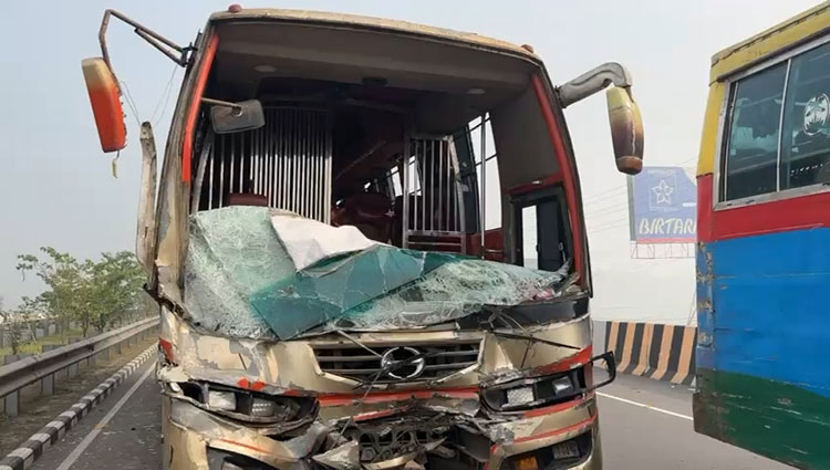 কুয়াশায় ঢাকা-মাওয়া এক্সপ্রেসওয়েতে একাধিক দুর্ঘটনা: নিহত ১, আহত ১৫