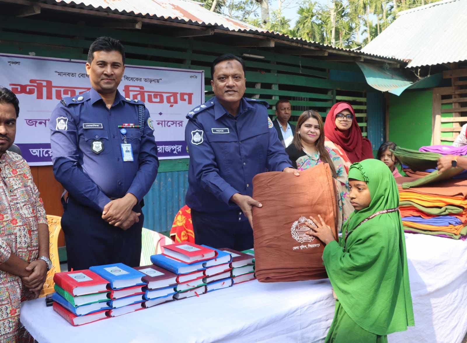 পিরোজপুরে শিক্ষার্থীর মাঝে পবিত্র কুরআন শরিফ ও শীতবস্ত্র বিতরন করেছেন পুলিশ সুপার