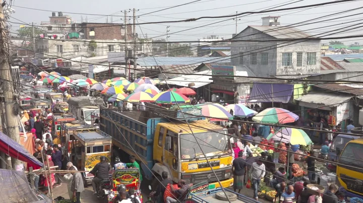 বরিশালে বাজার ছেড়ে সড়ক দখল, ভোগান্তি সাধারণ মানুষের