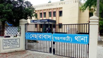 ঘরের আড়ায় ঝুলছিল যুবকের নিথর দেহ