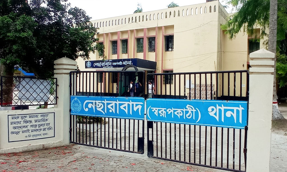 ঘরের আড়ায় ঝুলছিল যুবকের নিথর দেহ