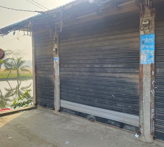 আমতলীতে দোকান দখলে নিতে বিএনপি নেতার ৬ তালা