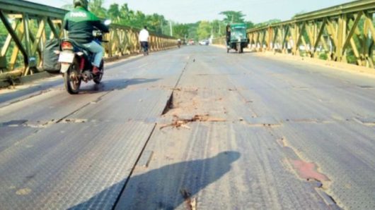 বাসন্ডায় সাত টনের নড়বড়ে সেতুতে চলছে ৮০ টনের যান