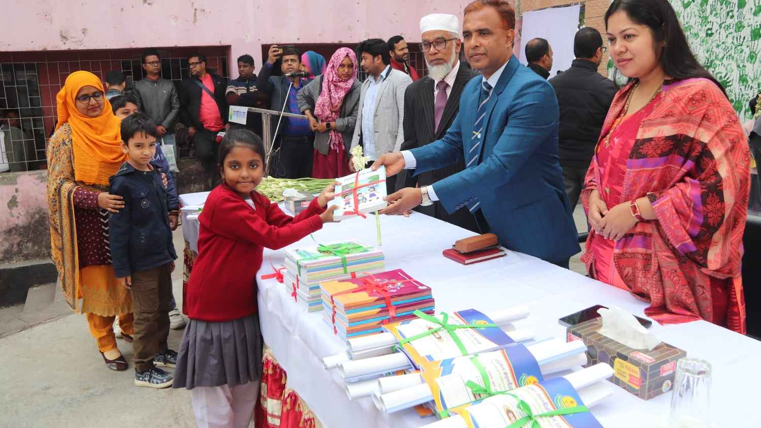 উৎসব ছাড়াই বরিশালে আংশিক বই বিতরণ