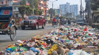 বরিশাল শহরজুড়ে ময়লার স্তূপ, বর্জ্য অপসারণ বন্ধ
