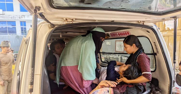 ৭ ছাত্রীকে পিটিয়ে আহত করায় প্রধান শিক্ষকের ওপর হামলা