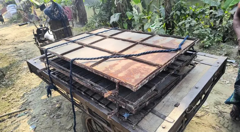 পটুয়াখালীতে তথ্যসেবা কেন্দ্রের দরজা-জানালা খুলে নেওয়ার সময় আটক ১