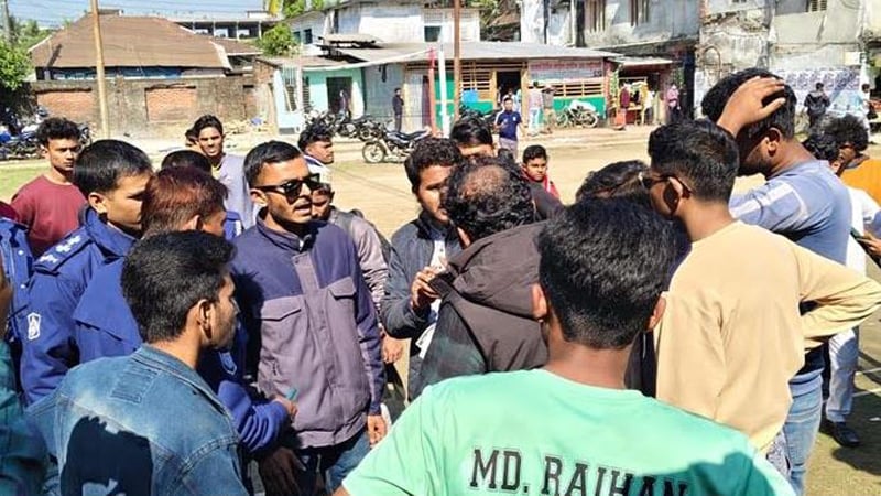 পিরোজপুরে বৈষম্যবিরোধী-নাগরিক কমিটির নেতাদের হাতাহাতি