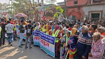 বিসিসির ছাঁটাইকৃত পরিচ্ছন্নতাকর্মীদের মানববন্ধন