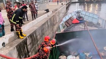 বরিশালে জ্বালানি তেলবাহী জাহাজে বিস্ফোরণ, দগ্ধ ৪