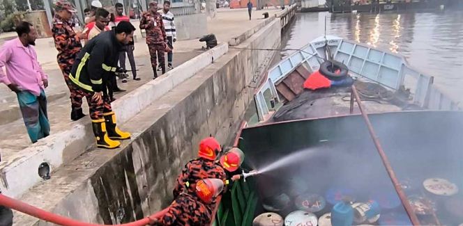 বরিশালে জ্বালানি তেলবাহী জাহাজে বিস্ফোরণ, দগ্ধ ৪