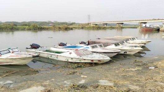 বরিশালে নদী মাঝে রশি টানিয়ে স্পিডবোট চলাচলে বাধা
