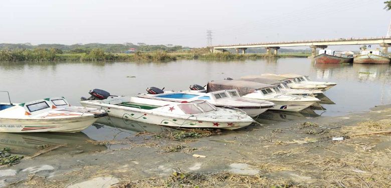 বরিশালে নদী মাঝে রশি টানিয়ে স্পিডবোট চলাচলে বাধা